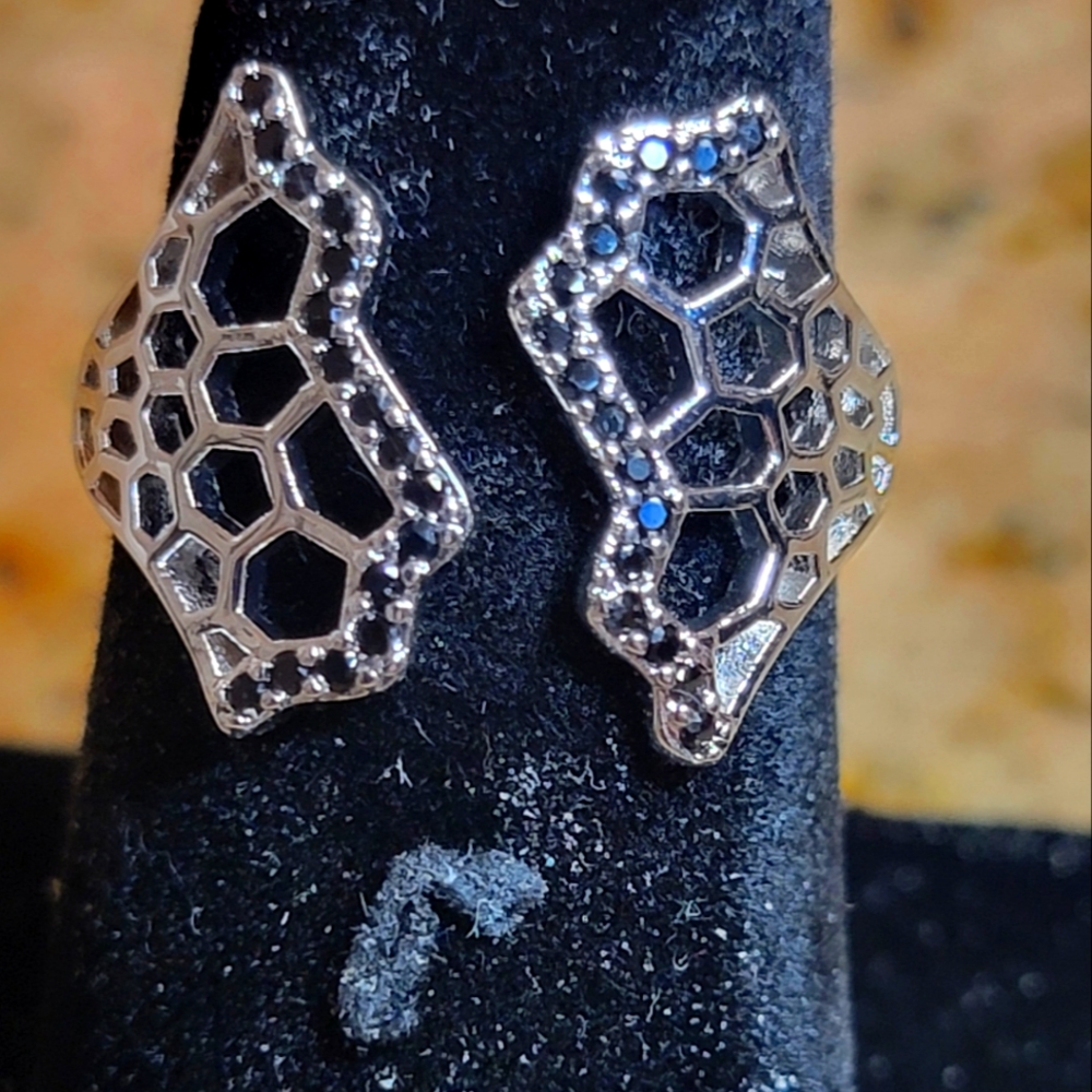 Bomb party ring size 8. The sirens fin genuine black onyx.